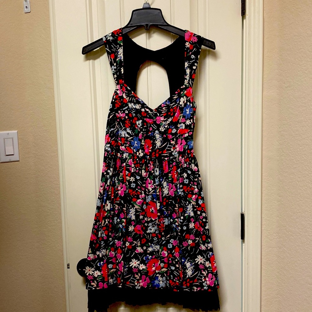 Floral patterned spring/summer style dress. Size L.